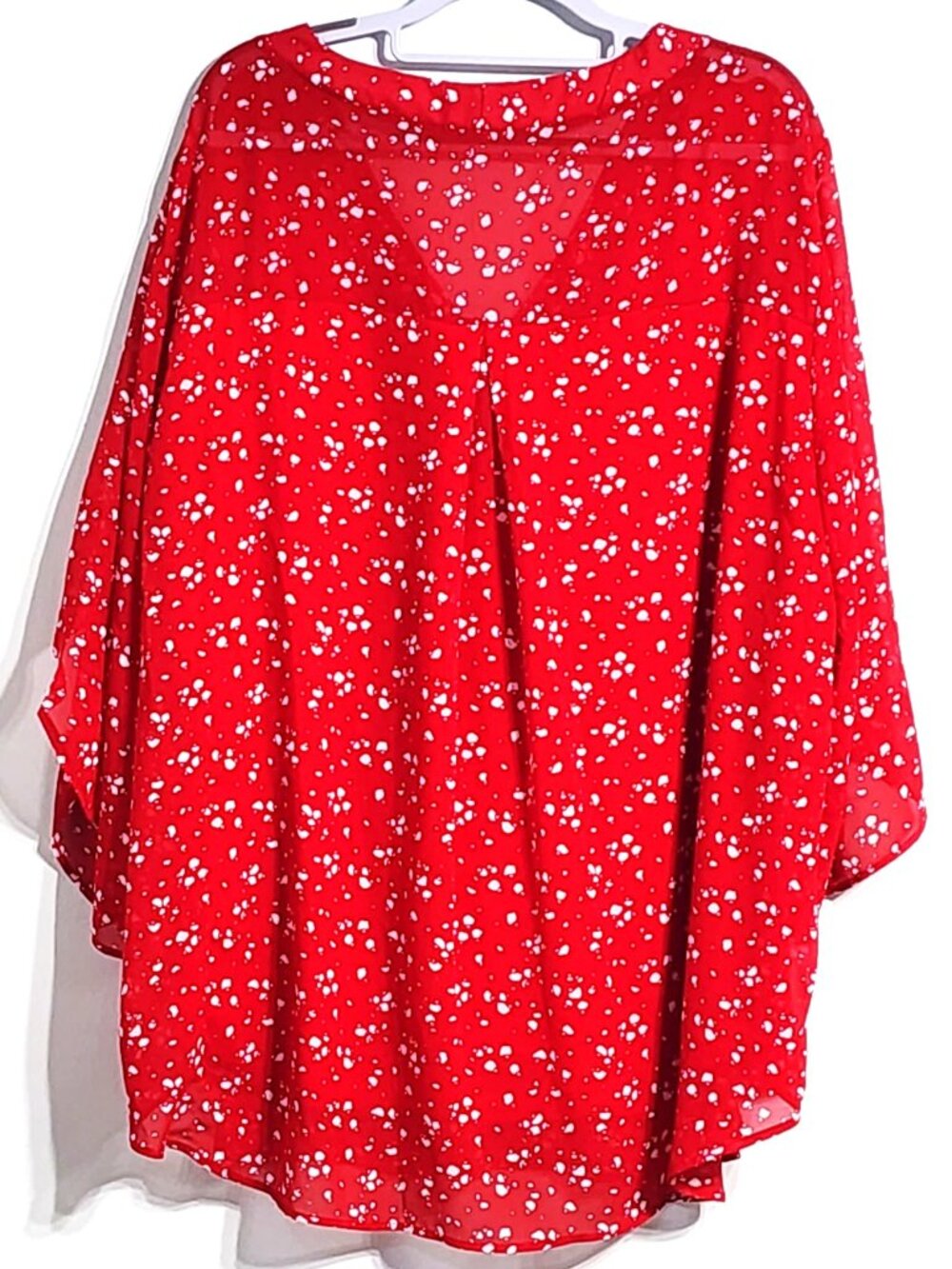 Vibrant red abstract print V-neck blouse, sheer slit flutter sleeves. Siddhe 4X - Picture 2 of 15
